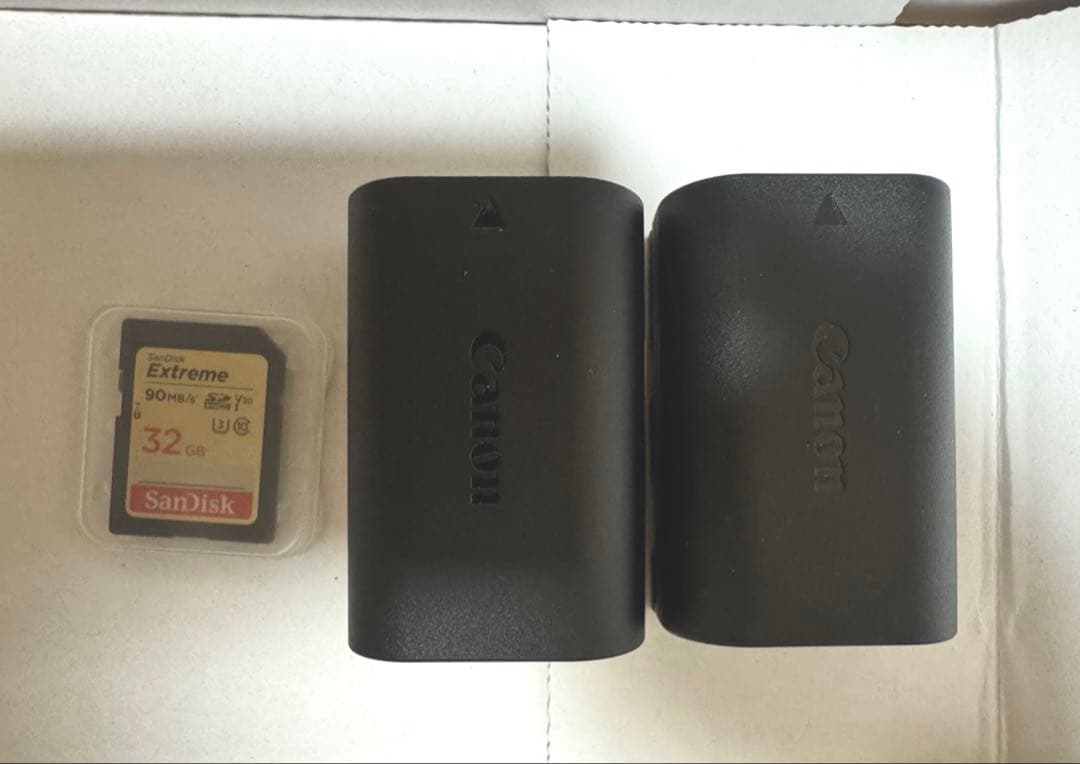 EOS80D ボディのみ 予備バッテリー1個&32GBのSDカード付き - デジタル