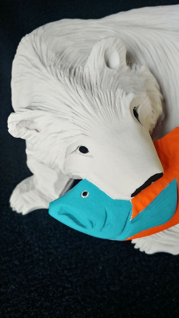 木彫り熊の置物（大きめ）シロクマアレンジ（33☓19.5☓23cm、2.3kg）