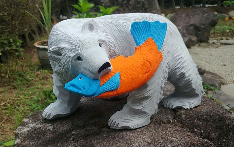 木彫り熊の置物（大きめ）シロクマアレンジ（33☓19.5☓23cm、2.3kg）