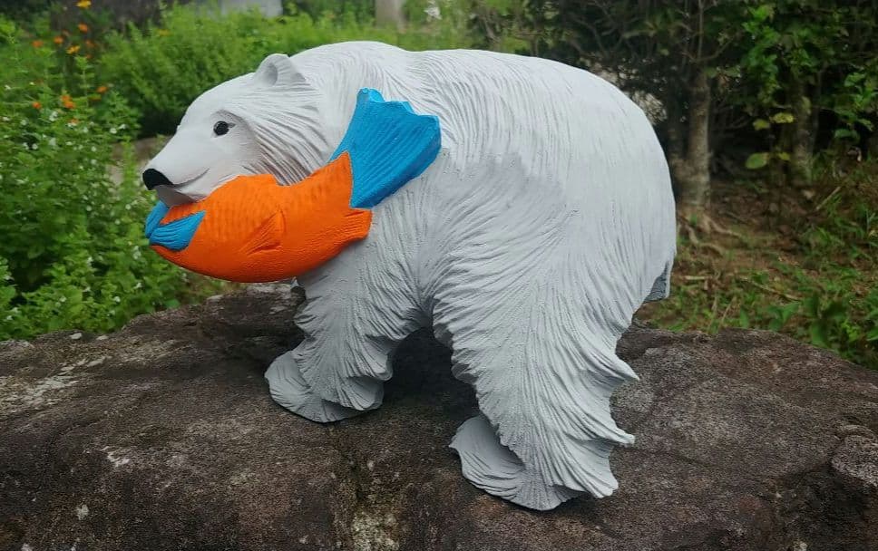 木彫り熊の置物（大きめ）シロクマアレンジ（33☓19.5☓23cm、2.3kg）