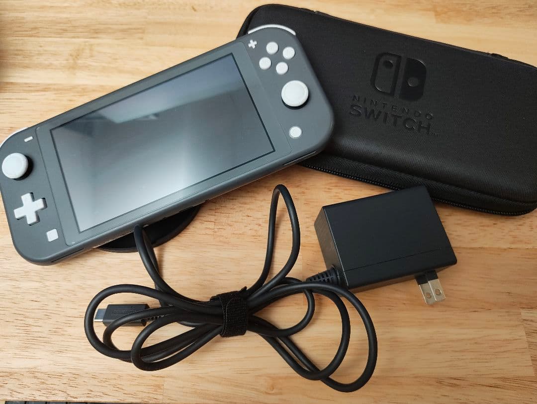 Switch right本体 グレー 充電器、ソフト、本体入れ物付きNintendo