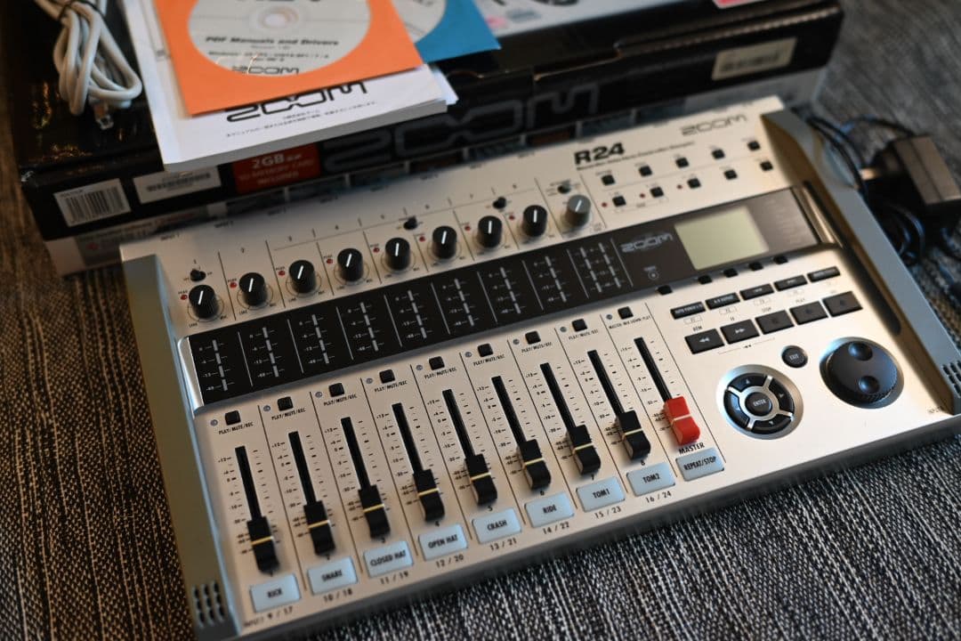 ZOOM R24 マルチトラックレコーダー、オーディオインターフェース