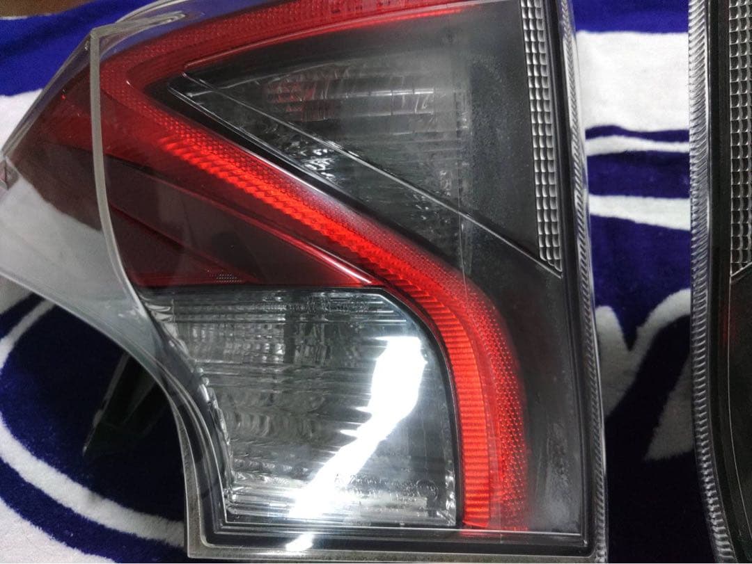 トヨタ プリウス 50 前期 テールランプ ICHIKOH 47-87 - メルカリ