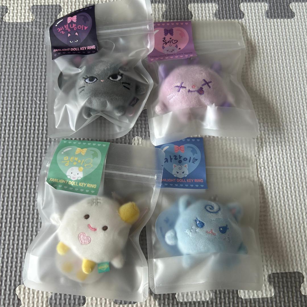 新品未使用★aespa ファンライト ペンライト ドールキーリング 4個セット aespa -FANLIGHT DOLL KEY RING (SILVER ver.) / 2025-26 LIVE TOUR