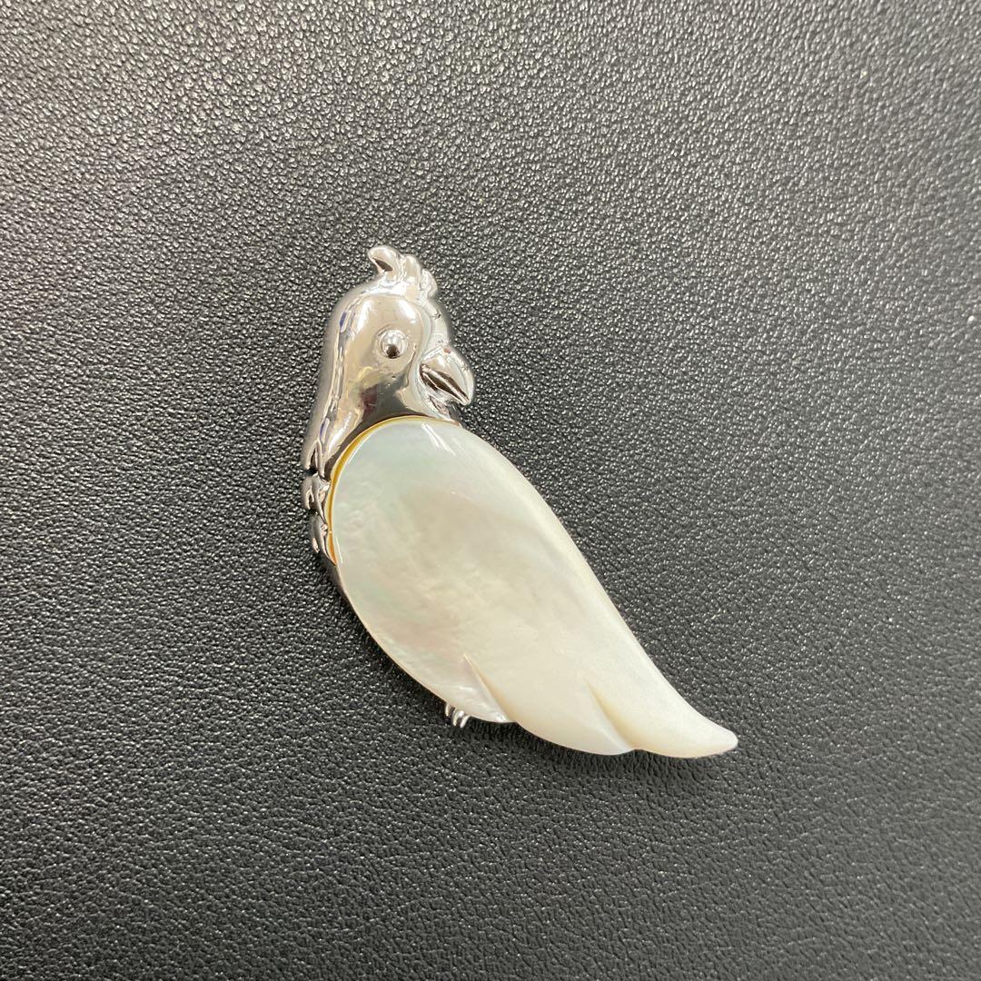 X20 タサキ　TASAKI 田崎　インコ　鳥　バード　ブローチ シルバーと貝殻 美品】TASAKI 田崎真珠 オウム インコ 鳥 ブローチ シルバーカラー