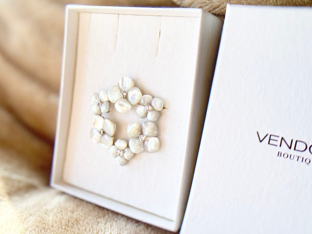 ヴァンドームブティック シェルフラワー リースブローチ 希少 廃盤品