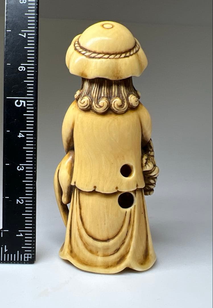 時代　女性に犬大振根付　高さ7.3㎝/39g 東Y8-0204☆2F