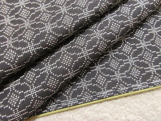 本場泥大島紬証明書：美品：七宝つなぎ模様：こげ茶：袷着物：しつけ糸