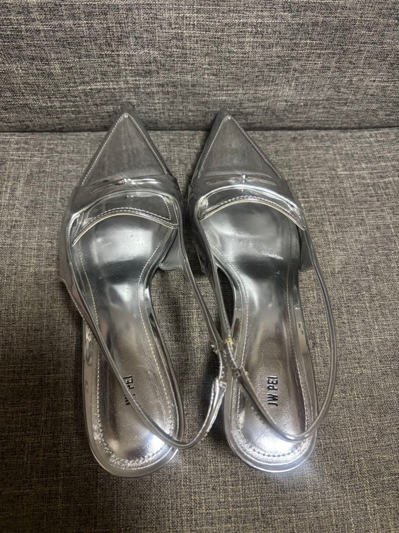 JW PEI Carla メタリックキトゥンヒールパンプス - シルバー - メルカリ