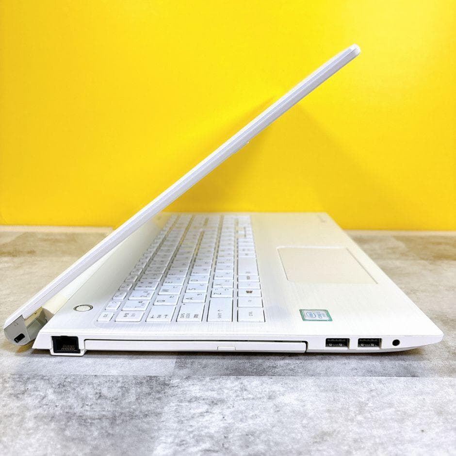 おしゃれホワイト❣新品SSDで快適✨薄型ノートパソコン カメラ