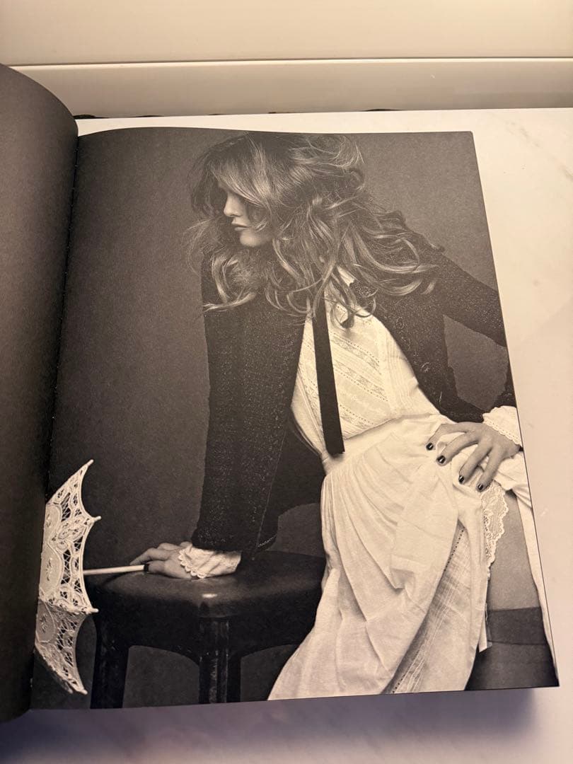 THE LITTLE BLACK JACKET 初版 2012年シャネル 写真集 - メルカリ