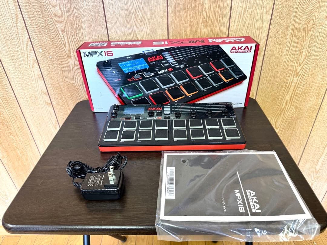 AKAI アカイ プロフェッショナル MPX16 MIDIコントローラー Akai Professional MPX16 Sample Recorder and Player | Sweetwater