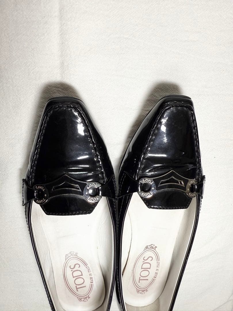 美品 トッズ ローファー エナメル ブラック 6 1/2 23.5cm 金具
