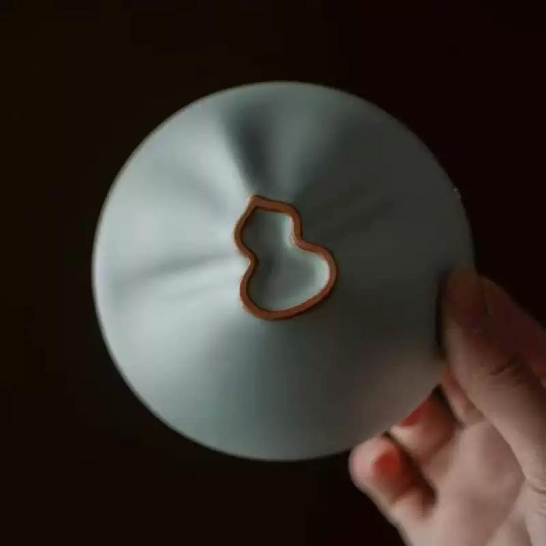 青い陶器型抜き 本田星陶所】ブルーシルエット「静寂」 ぐい呑みと片口 | 藤巻百貨店