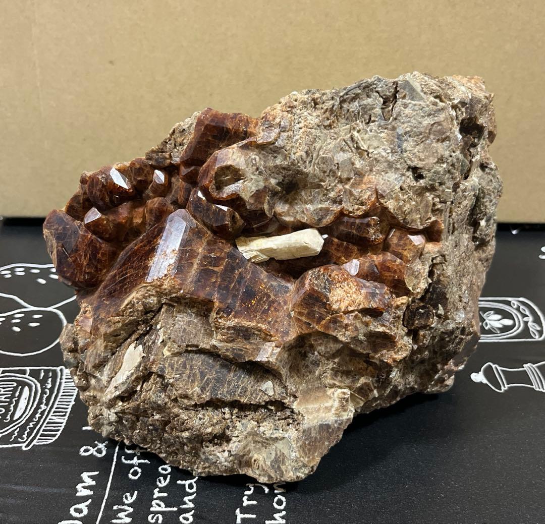 4.2kg ガーネットだと思われる石