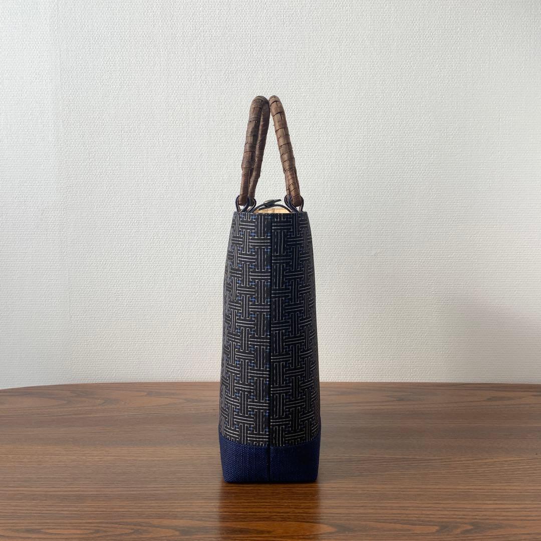 大島紬 秋名バラ青入り12玉 胡桃皮ハンドルバッグ 裏地お花柄の紬