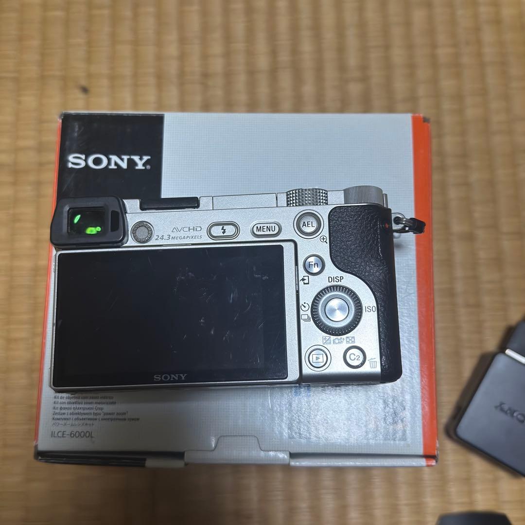 SONY α6000 シルバー Eマウントレンズ付き - メルカリ