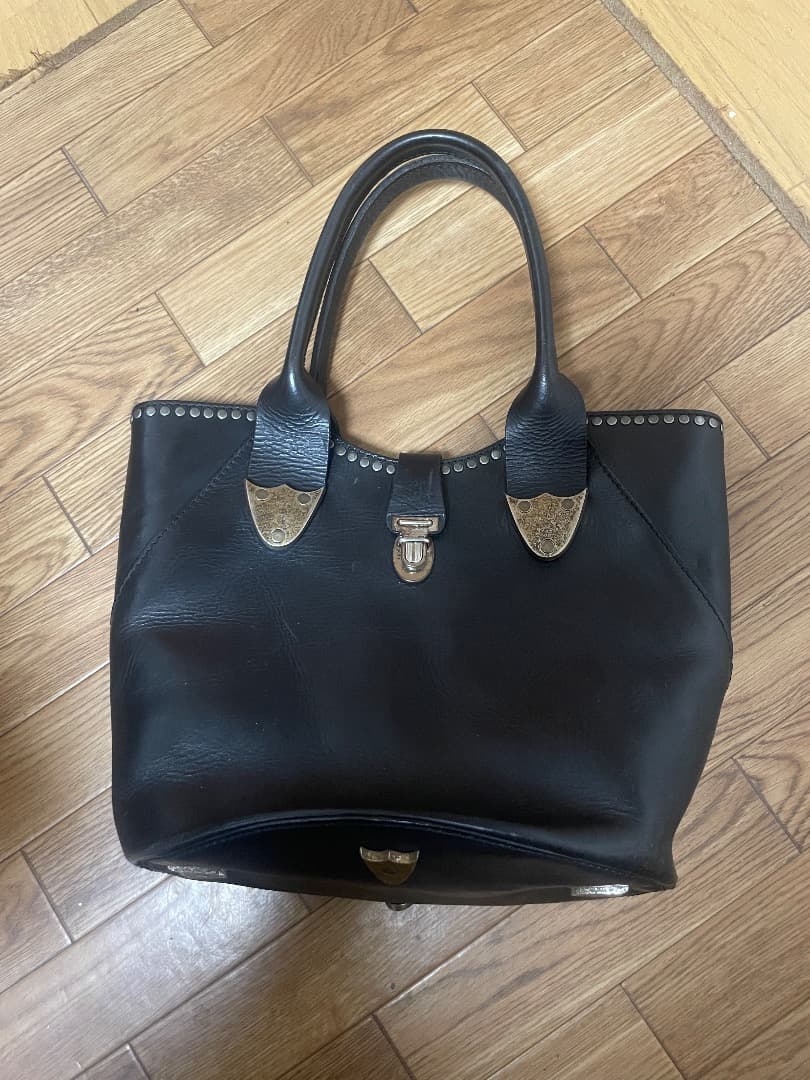 HTC スタッズ付き黒レザーバッグ 楽天市場】HTC エイチティーシー レザー ショルダーサコッシュ ポーチ