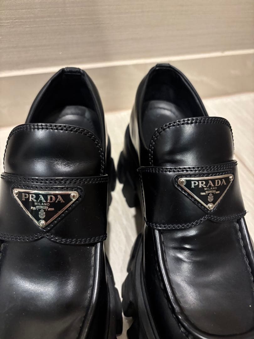 上*き様 プラダ モノリス ブラッシュドレザー ローファー - メルカリ