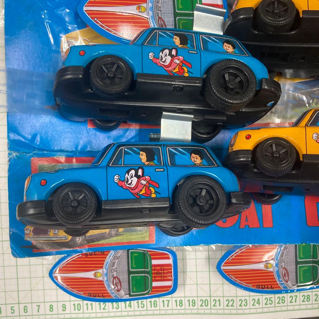 1970〜71年にミニクーパーのマイティマウスプリントのバケーション