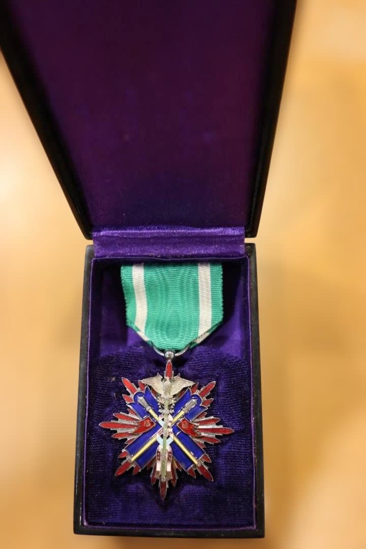 勲章　（功五級金鵄勲章）ケース付き 勲章 『功五級金鵄勲章』 ｜骨董品買取 緑和堂