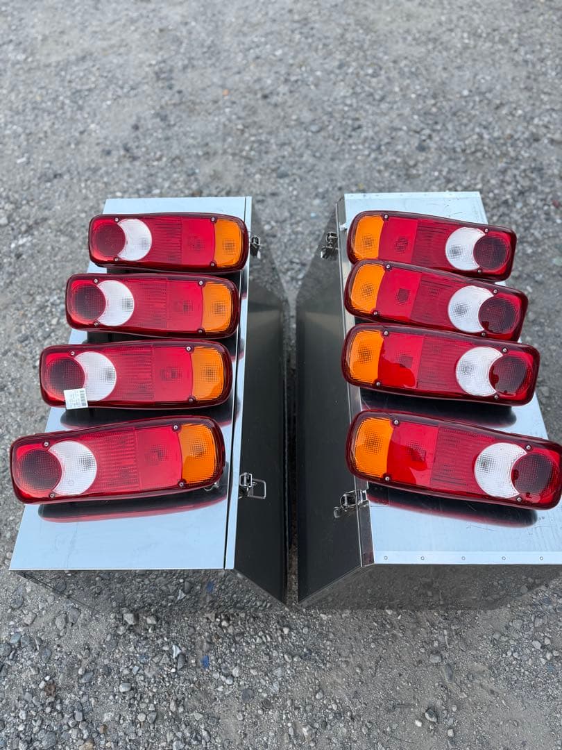UDトラック（クオン）純正テールランプ左右 8個のセット 新車外し UD クオン 純正 テールライト テールランプ 左右セット
