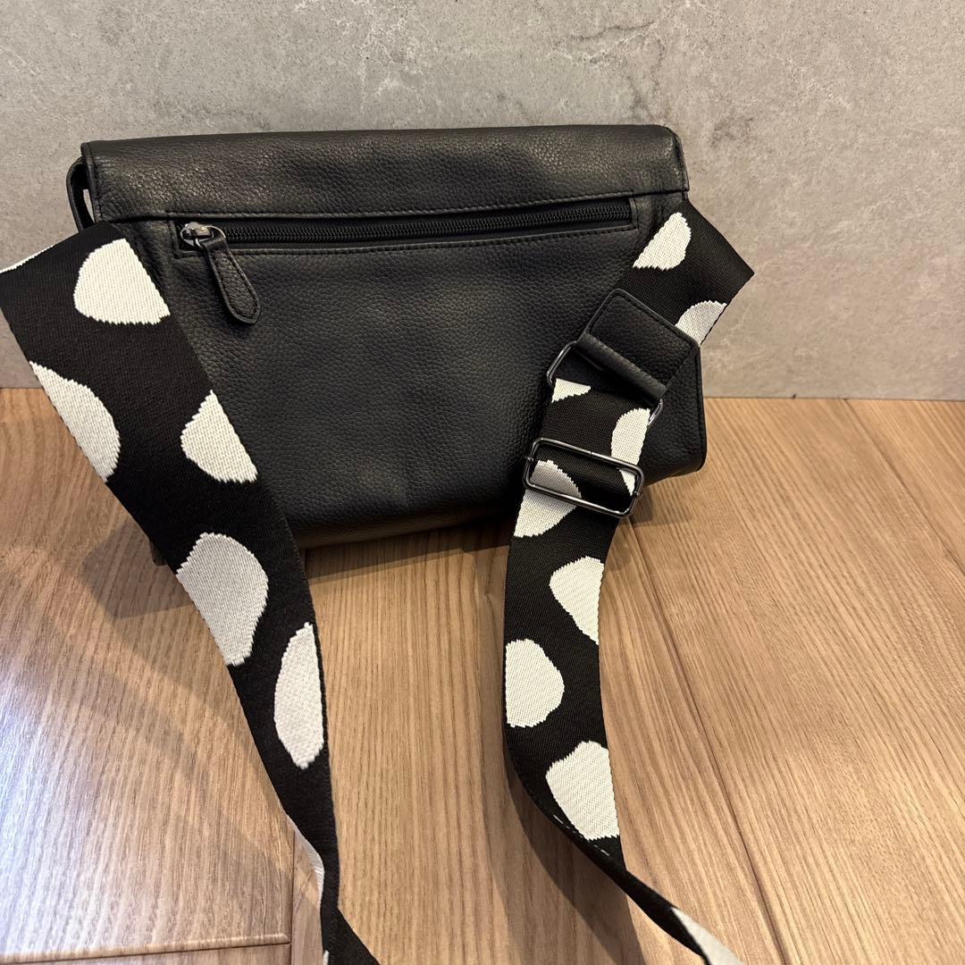 ear パピヨネ◾️本革 軽量470g ボディバッグ 黒 ドット柄ストラップ