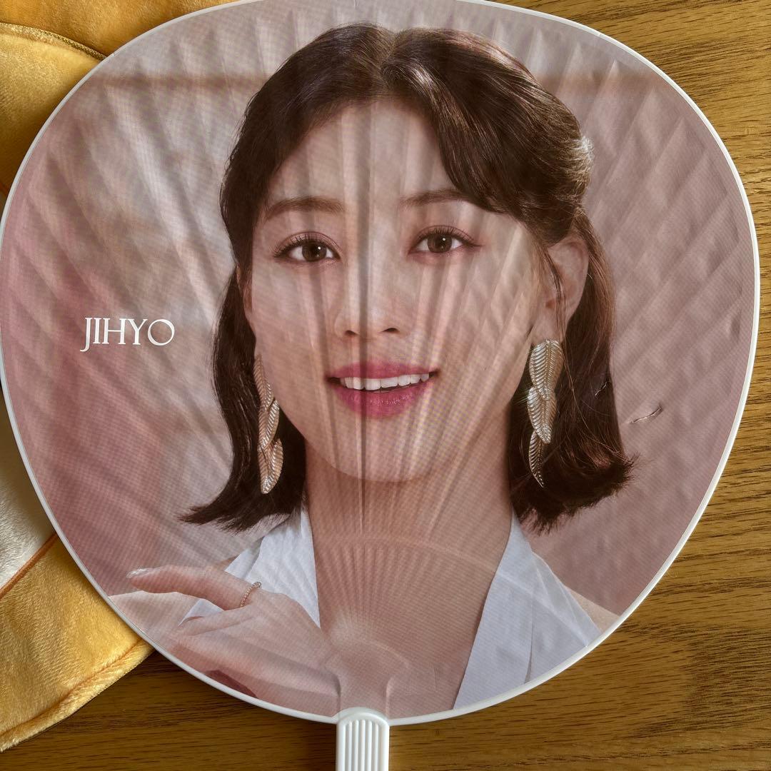 TWICE ジヒョ うちわ うちわケース ガチャ トレカ - メルカリ
