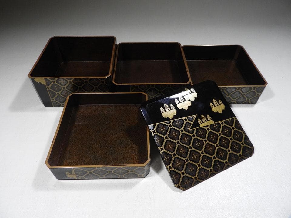 ○小さい 四段重箱 時代蒔絵 嵯峨桐 小紋尽くし 家紋 小重箱 片手の