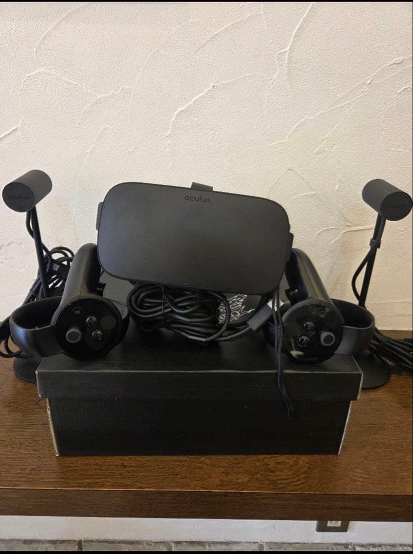 Oculus Rift VRヘッドセット、センサーとコントローラー付き。 - メルカリ