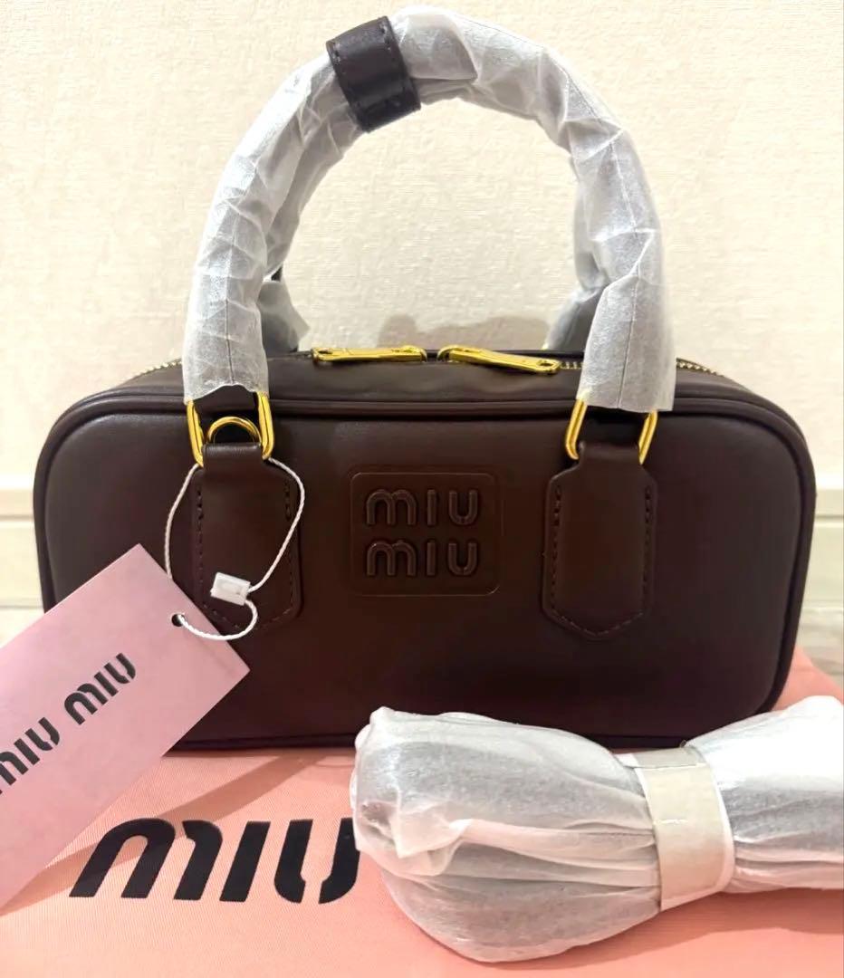 ラスト1点 miumiu系お好きな方 アルカディレザーハンドバッグ 新品未使用 MiuMiu【新作】アルカディ レザー ショルダーバッグ【関税無し