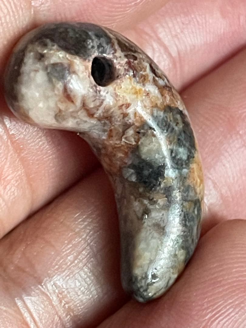 弥生〜古墳時代勾玉　変成岩？ 弥生〜古墳時代勾玉 変成岩？