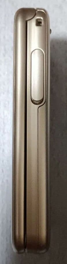 動作品】富士通 docomoらくらくホン 4G対応 F-02J ゴールド - メルカリ