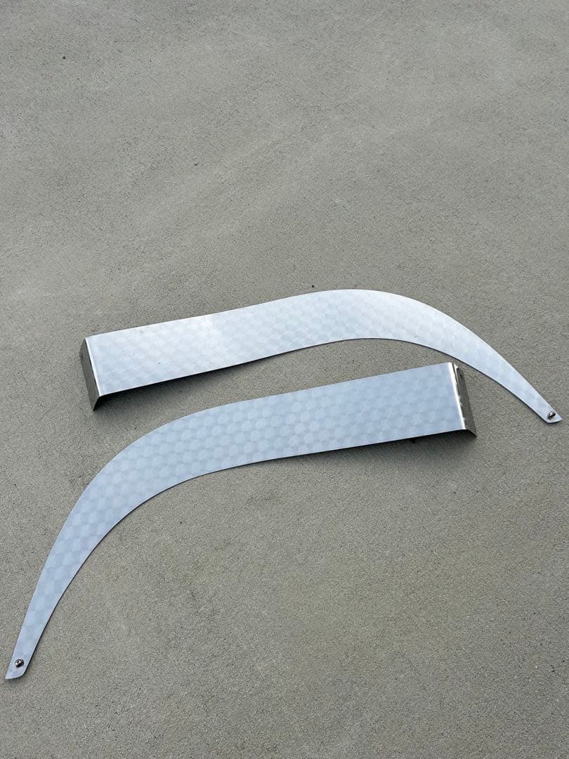 ステンレスフェンダー　クオン　ウロコ ステンレス フロント オーバーフェンダー パネル 左右セット 鱗柄 日産