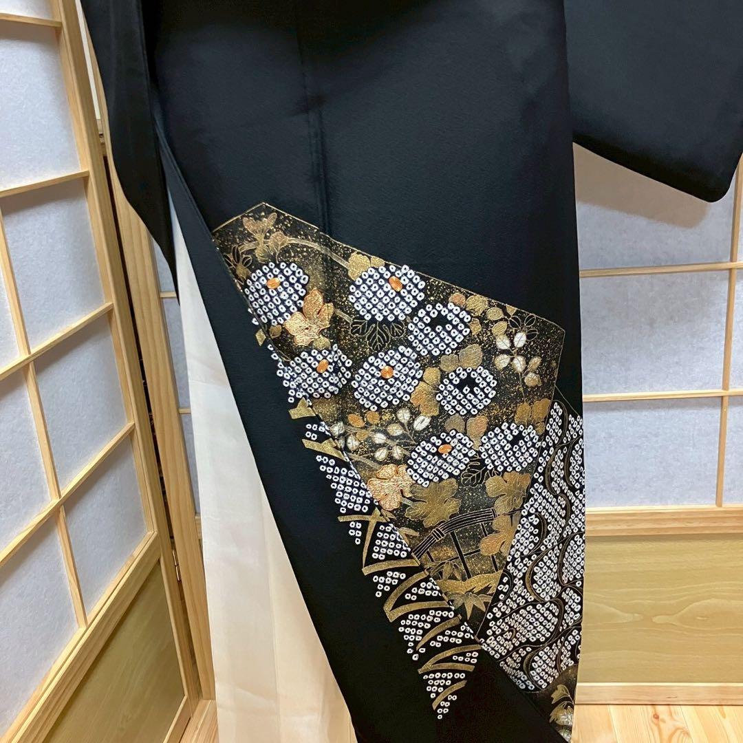 6490］黒留袖 駒刺繍 五つ紋 右三階松 比翼付 金彩 正絹 着物 袷