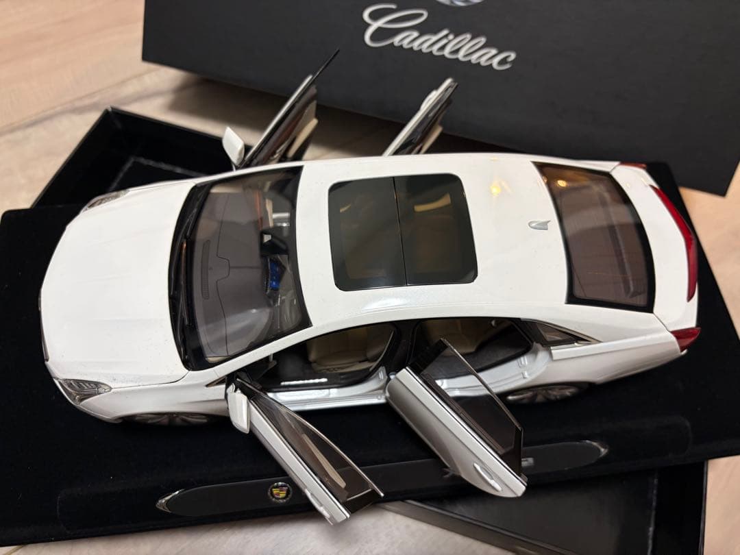 希少】キャデラックXTSホワイト 1/18 モデル - メルカリ