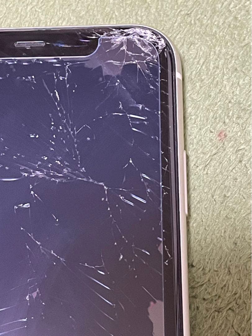 iPhone11 64GB White SIMフリー画面ヒビ液晶割れ