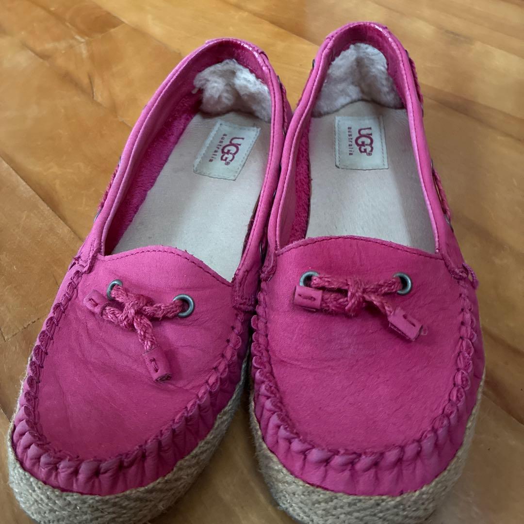 UGG ピンク モカシン - メルカリ