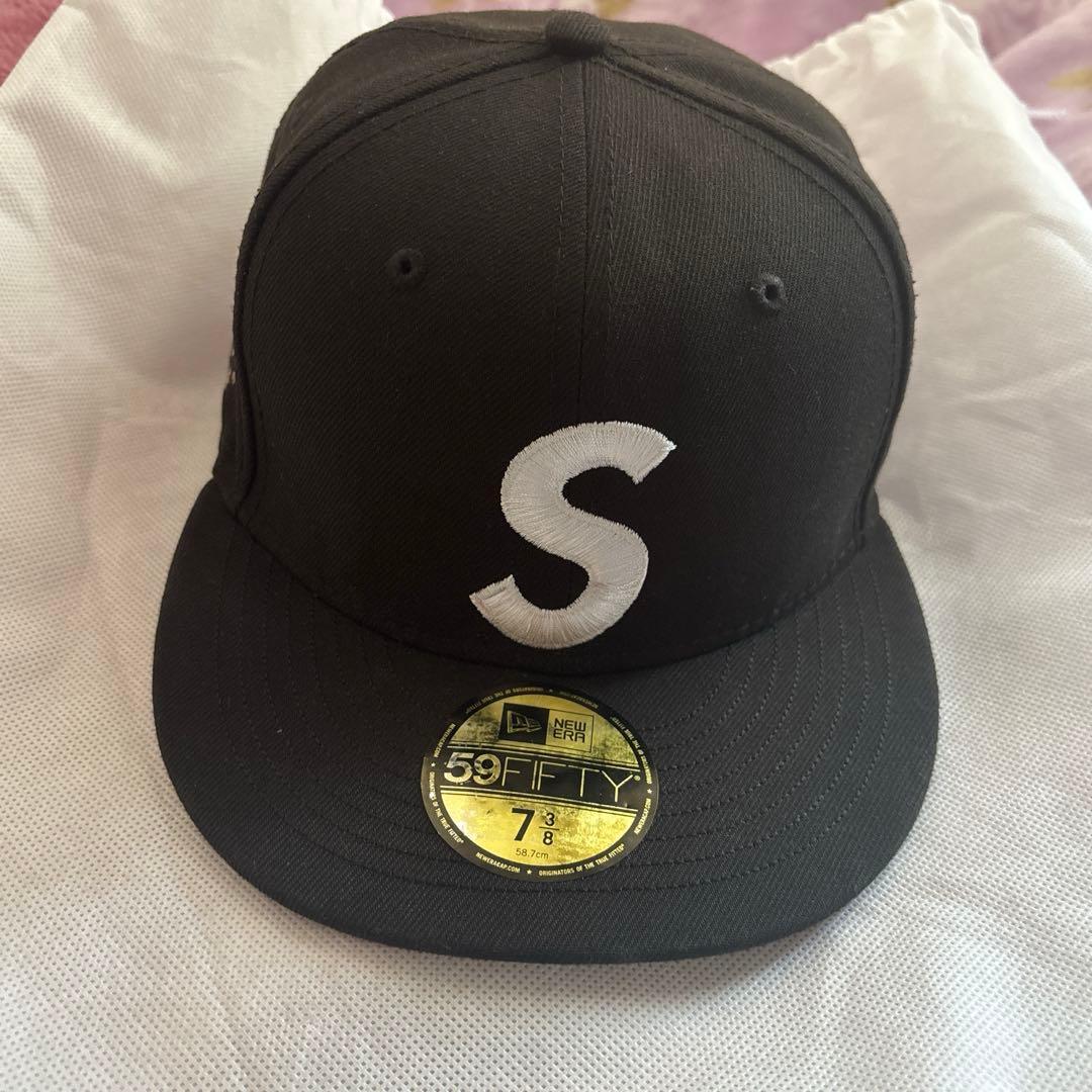 Supreme キャラクター Sロゴ ブラック キャップ ニューエラ コラボ