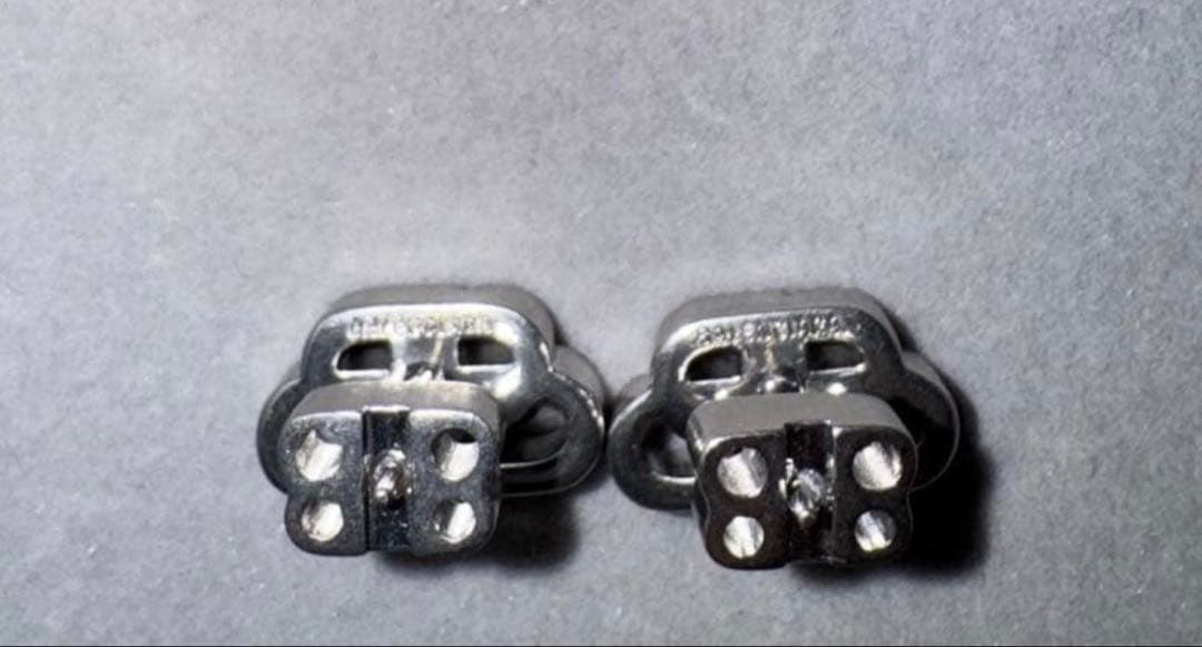 BALENCIAGA シルバー ロゴ 片耳のみ