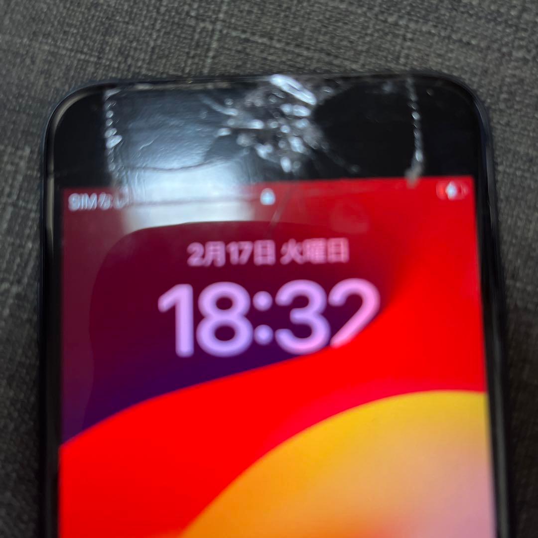 iPhone SE 64GB ブラック 画面ひびあり - メルカリ