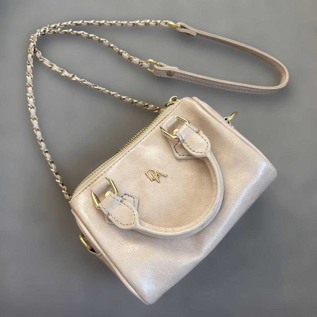 当日発送！DIANTE ショルダーバッグ BEG Accent logo curve shoulder bag | DIANTÉ (ディアンテ)公式通販サイト