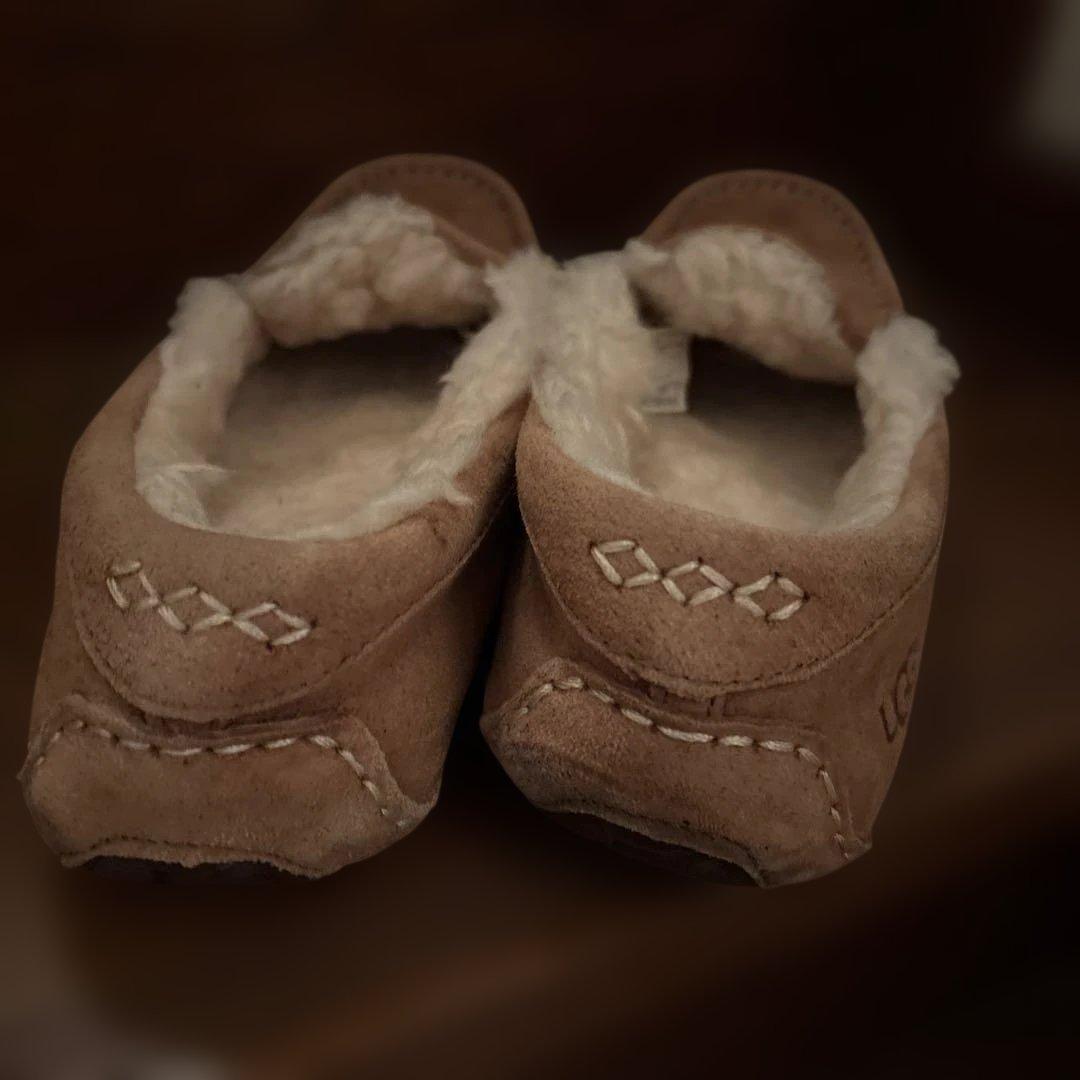 UGG ベージュ モカシン - メルカリ