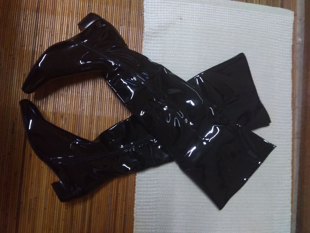 希少品　ユニセックス　エナメル黒のスタイリッシュなニーハイブーツ