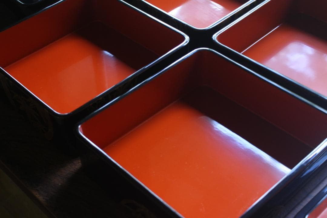 専用！上質黒漆に極上丸紋花蒔絵の映える手提四段重（