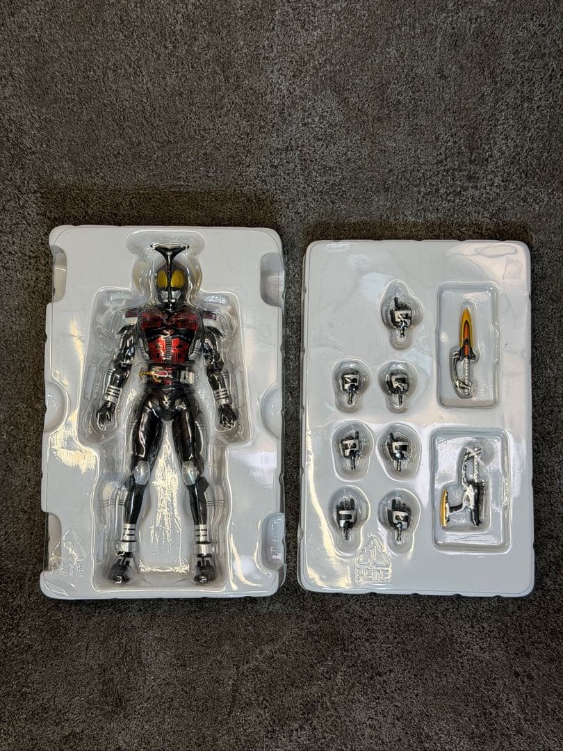 【抽選販売】S.H.Figuarts(真骨彫製法) 仮面ライダーダークカブト