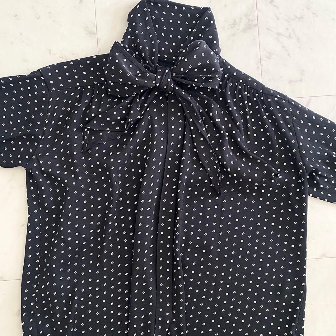 極美品 マルティニーク ジオメトリックドット ボウタイブラウス
