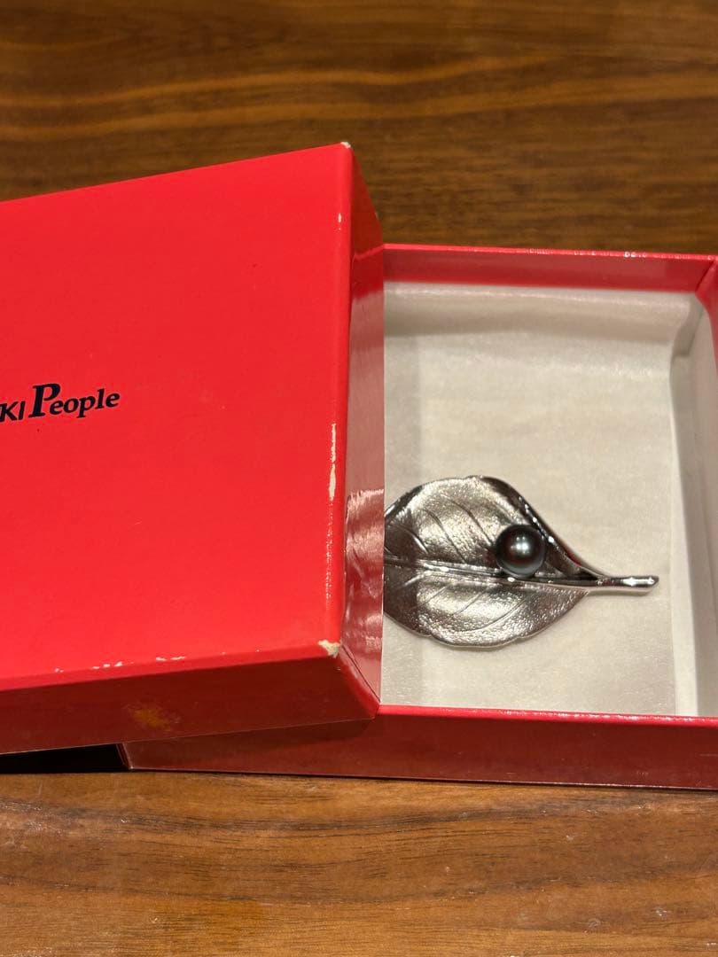 TASAKI PEAPLE リーフ型ブローチ ブラックパール付き - アクセサリー