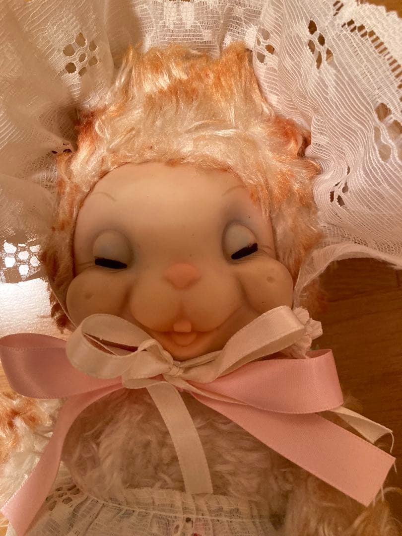 ラシュトンラバーフェイスうさぎちゃん。 レースの衣装付き