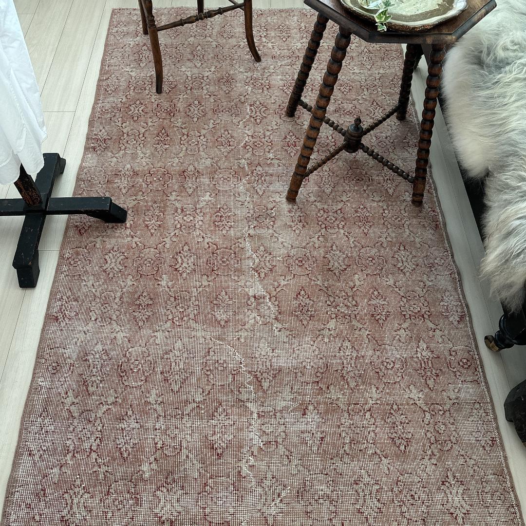 トルコ ヴィンテージラグ A95 レア人気柄 紋章 ピンクベージュ レッド キリムスタイル / トルコ ヴィンテージラグ ヘイべ 正方形じゅうたん